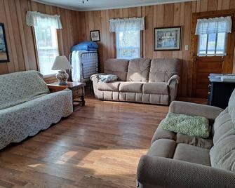 Beck's Corner is as cute as can be! - Chincoteague - Living room