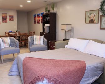 Beautiful, Spacious Basement Suite, Sleeps 7 - West Jordan - Bedroom