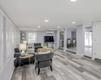 12 Mi to Dtwn Lewes & Beach: Delaware Home w/ Deck - Georgetown - Living room