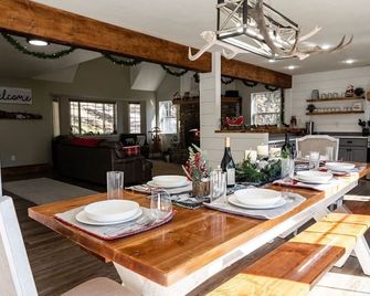 The Elk Chateau | Luxury Cloudcroft Cabin w/Theater Arcade & Stunning Views - Cloudcroft - Dining room