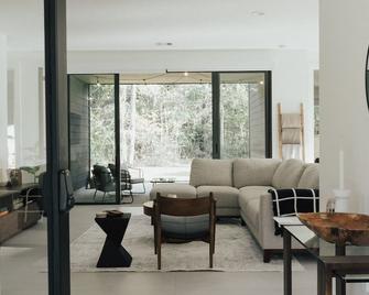 Casa Granada - Cozy, Modern, 10 Minutes From The Woodlands! - Conroe - Living room