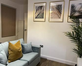 The Blue Lagoon Loft is a snug apartment to escape to in the heart of Leicester. - Leicester - Phòng khách