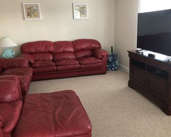 Surf City Apartment - One Block From The Beach! - Surf City - Living room