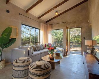 The Duke Luxury Safari Villa, Huge Pool, Giraffe-Feeding-Tower, Outdoor Shower - Marloth Park - Wohnzimmer