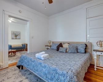Walkable Savannah Escape in Historic District! - Savannah - Bedroom