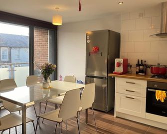 2B1B Family friendly London Apartment - London - Dining room