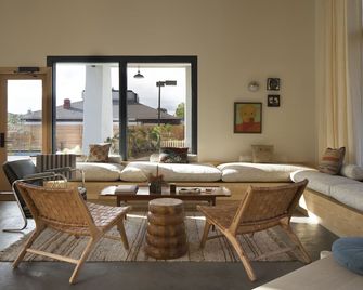 더 샌드맨 산타 로사 소노마, 어센드 컬렉션 호텔 - 산타로사 - 거실
