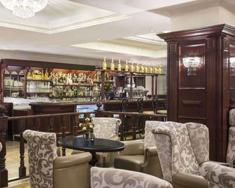 Ramada Hotel & Suites by Wyndham Bucharest North - บูคาเรสต์ - บาร์