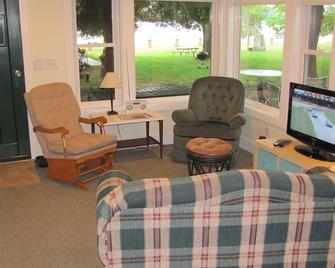 Little Glen Lake Cottage - Glen Arbor/Sleeping Bear Dunes Area - Empire - Living room