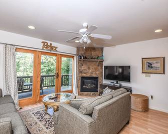 Serenity Ridge - Oakland - Living room