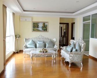 Mawlamyine Strand Hotel - Mawlamyine - Obývací pokoj