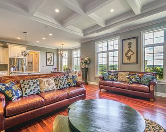 Hanover Retreat with Pool, Near Codorus State Park! - Hanover - Living room