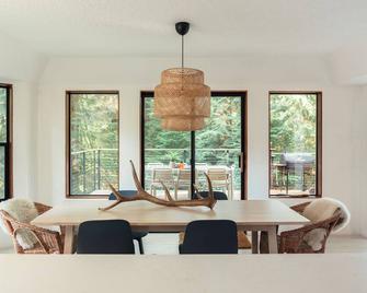 An Idyllic Modern Cabin tucked away in a private PNW forest with Hot Tub - Sandy - Comedor