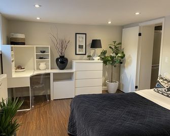 Luxury Midtown Apartment in Home - Toronto - Bedroom