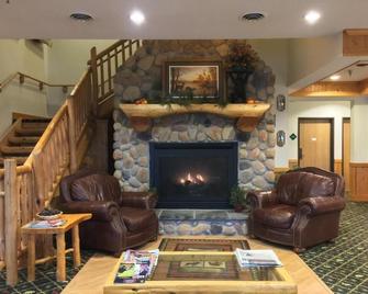 White Oak Inn & Suites - Deer River - Living room