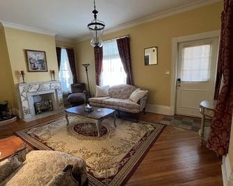Stately Retreat with King sized bed. 1 1/2 baths! - Butler - Living room