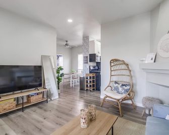 Urban Oasis: Charming 2-bedroom apartment Historic Charm Meets Modern Comfort - سان دييغو - غرفة معيشة