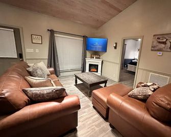 The Charming Villa A, Poolhouse, and Amazing Lake Views Await. - Moultrie - Living room