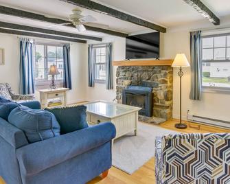 Cozy Westbrook Vacation Rental - Walk to Beach! - Westbrook - Living room