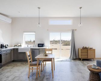 Tara Mesa: Serene Desert Retreat on 4 acres near Joshua Tree, wi-fi, remodeled - Yucca Valley - Jídelna