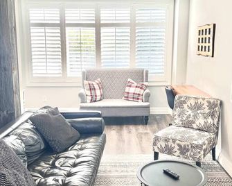 The Family Escape Townhome - Collingwood - Living room