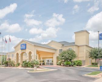 Baymont by Wyndham Pearsall - Pearsall - Building