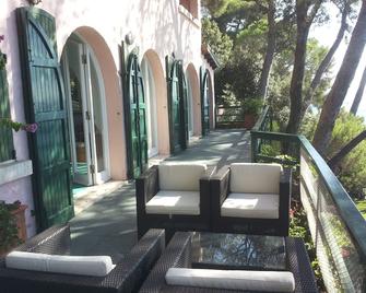 Luxury villa in a context of superb beauty, directly on the sea. Private beach. - Tellaro - Patio