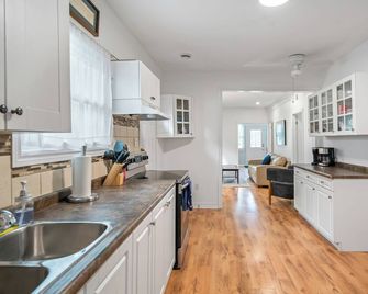 Bungalow by the Beach - Crystal Beach - Kitchen