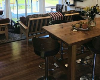 Cozy 3 bedroom cabin - Crescent City - Dining room