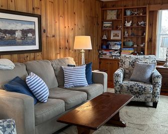 Spacious yard and view of Long Island Sound- walk to secluded beach! - Westbrook - Wohnzimmer