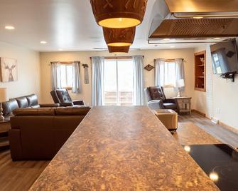 Falls Overlook Lodge | 6br,2ba,hot Tub, River View, In Ohiopyle! - Ohiopyle - Sala de estar