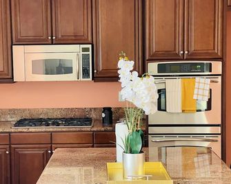 Luxury and unique 3300 sq ft home Quiet neighborhood - Apple Valley - Cocina