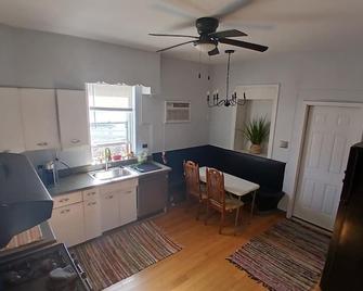 Charming 2-bedroom apartment in enchanting Chicago with AC, WiFi - Chicago - Kitchen