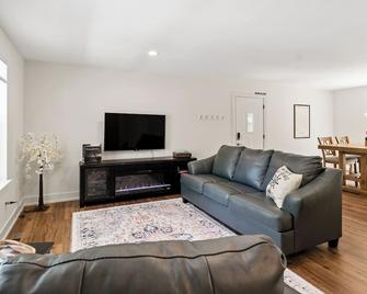 Silverside House - Pet Friendly - Centrally Located - Muskegon - Living room