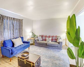 Chic Farmhouse, 3Mi to Lake-Pet Friendly and Golfing - Eureka Springs - Sala de estar