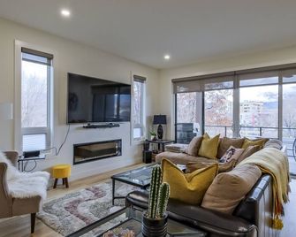 Casa Feliz - Across from the beach w/ Hot Tub - Penticton - Living room