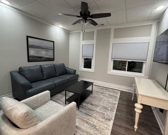 Cozy completely remodeled 1-bedroom apartment in the heart of Downtown Oxford. - Oxford