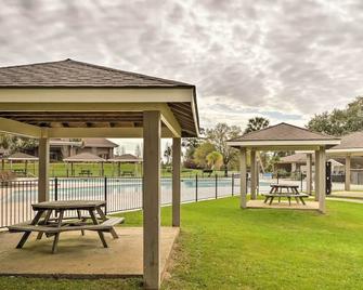Diamondhead Condo - Marina, Pool Access and Golfing! - Diamondhead - Patio
