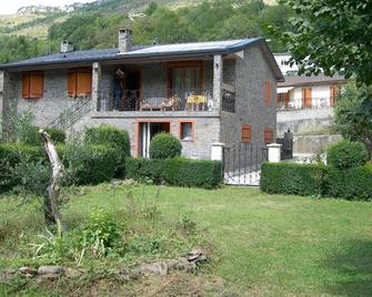 Apartment in villa with separate entrance in Luzenac, Ariege - Luzenac - Edificio