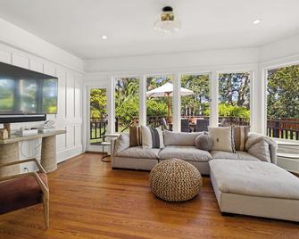 Montecito Hamptons Style Gated Resort - Steps from the Beach - Montecito - Living room