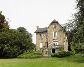 Beautiful House Bourgeoise, 9 People, In The Village Center Of Masseret - Masseret - Edificio