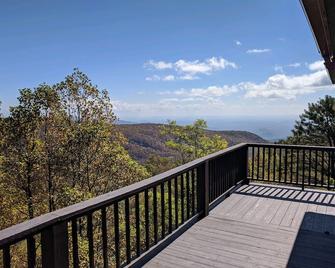 Mountain Cabin with Views of the Blue Ridge Parkway and the Piedmont - Sparta - Balcony