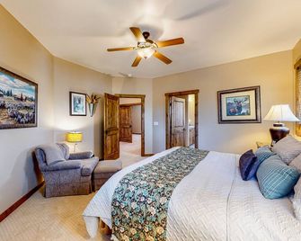 Large townhome with outdoor kitchen, open-air fireplace & mountain views - McCall - Habitación