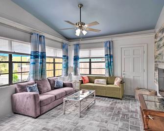 Ormond Beach Retreat with Deck - Steps to Ocean! - Ormond Beach - Sala de estar