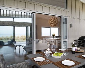 Waimarama Heights - Waimarama Holiday Home - Havelock North - Dining room