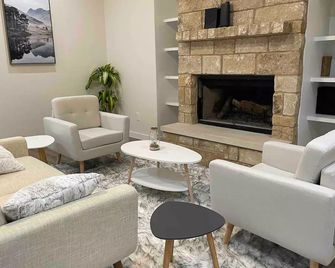 Stylish 4/2 with cozy fires place - Bastrop - Obývací pokoj
