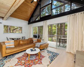 Silver King Cabin. 6,200 ft of elevation. 10 minutes from downtown Prescott. - Prescott - Living room