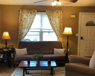 Whole house in Schroon Lake: 35 min to Gore Mnt! - Schroon Lake - Sala de estar