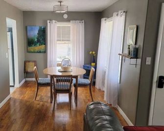 Heavenly Bungalow, immaculately clean, close to downtown! - Roseburg - Ruokailuhuone