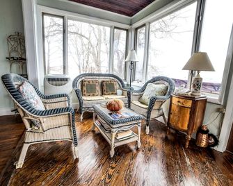 Lake Dreamin - 100ft Private Level Beach w Hot Tub & Amazing Views - Pets OK - Walk to Winery & Brewery - 드레스덴 - 거실